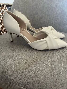 NIB Life Stride Knot-Front Pumps in Cream Size 7